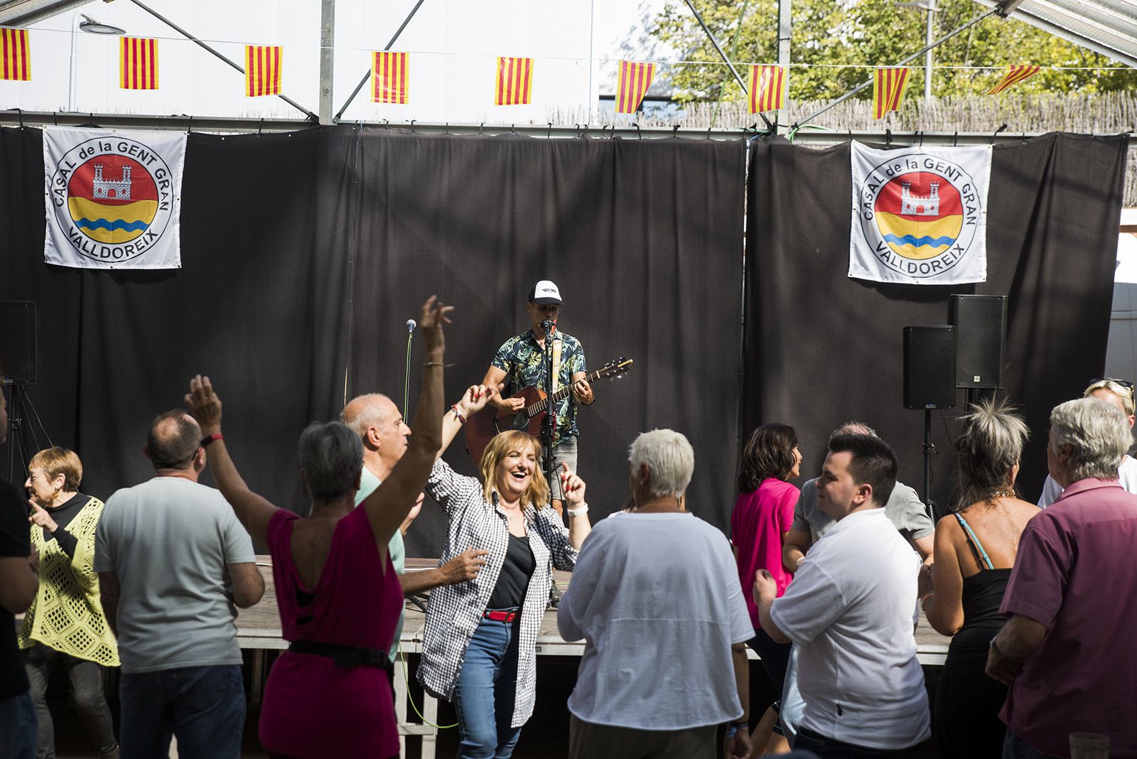 Animació amb música i ball en directe durant la Festa Major de Valldoreix. FOTO: Bernat Millet.