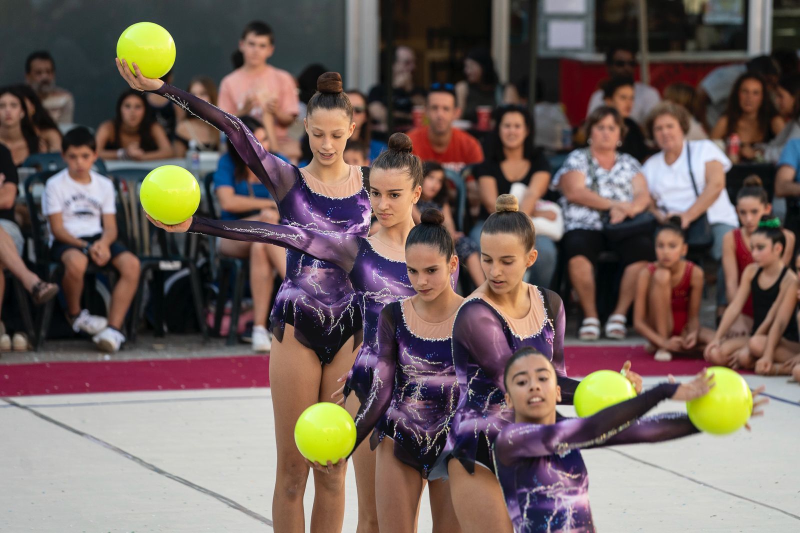 Exhibició de gimnàstica rítmica durant la Festa Major de Volpelleres. FOTO: Mireia Comas (TOT Sant Cugat)