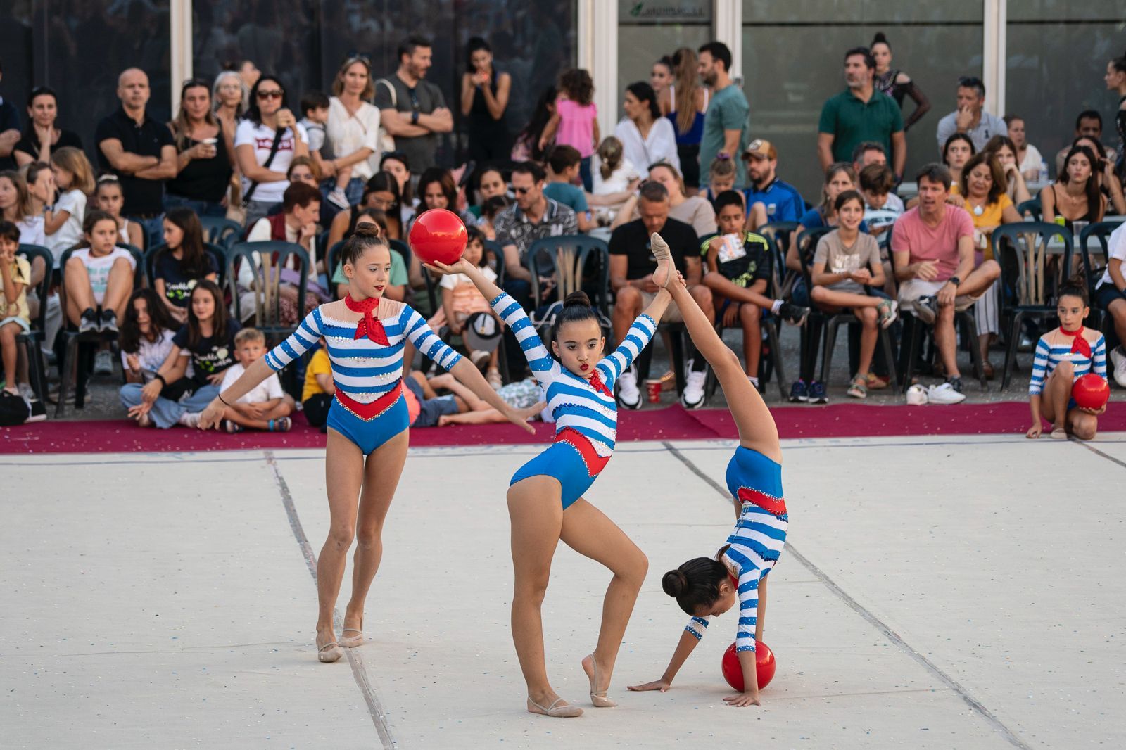 Exhibició de gimnàstica rítmica durant la Festa Major de Volpelleres. FOTO: Mireia Comas (TOT Sant Cugat)