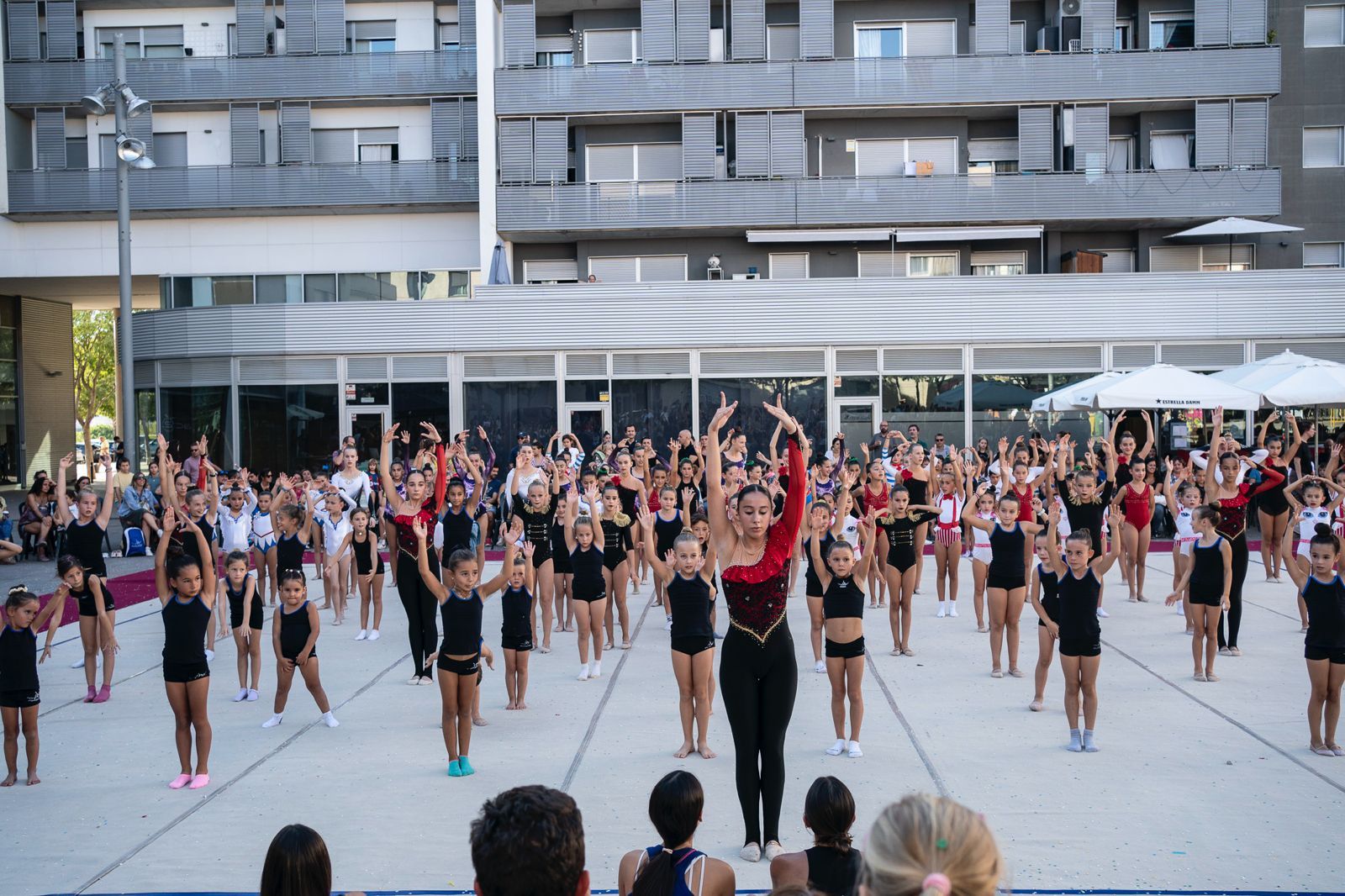 Exhibició de gimnàstica rítmica durant la Festa Major de Volpelleres. FOTO: Mireia Comas (TOT Sant Cugat)