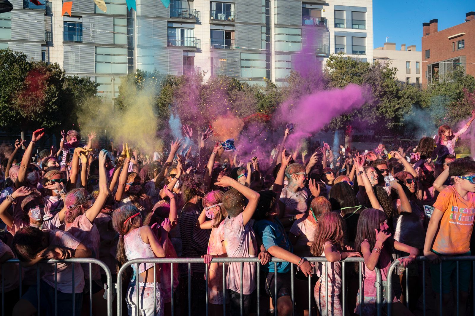 Festival Holi durant la Festa Major de Volpelleres. FOTO: Mireia Comas (TOT Sant Cugat)