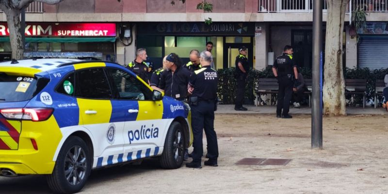 Operatiu de la Policia Local a la Plaça del Coll FOTO: Cedida