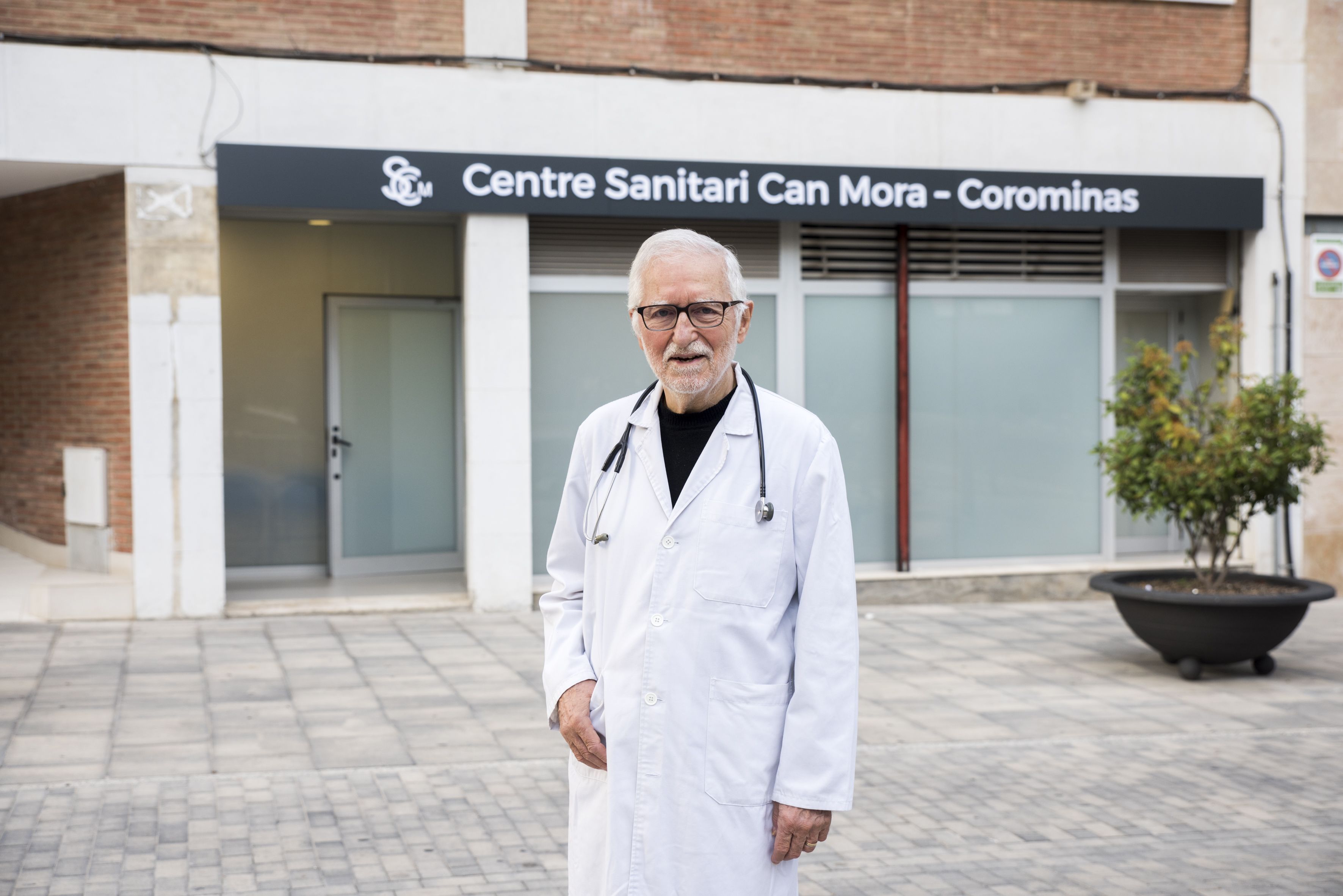 Josep Maria Corominas davant de la consulta FOTO: Bernat Millet