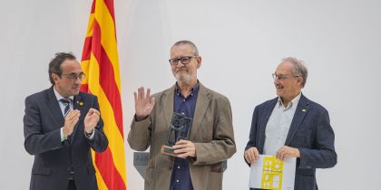 Fisas durant l'entrega del premi, acompanyat de Josep Rull i Xavier Masllorens FOTO: Parlament de Catalunya