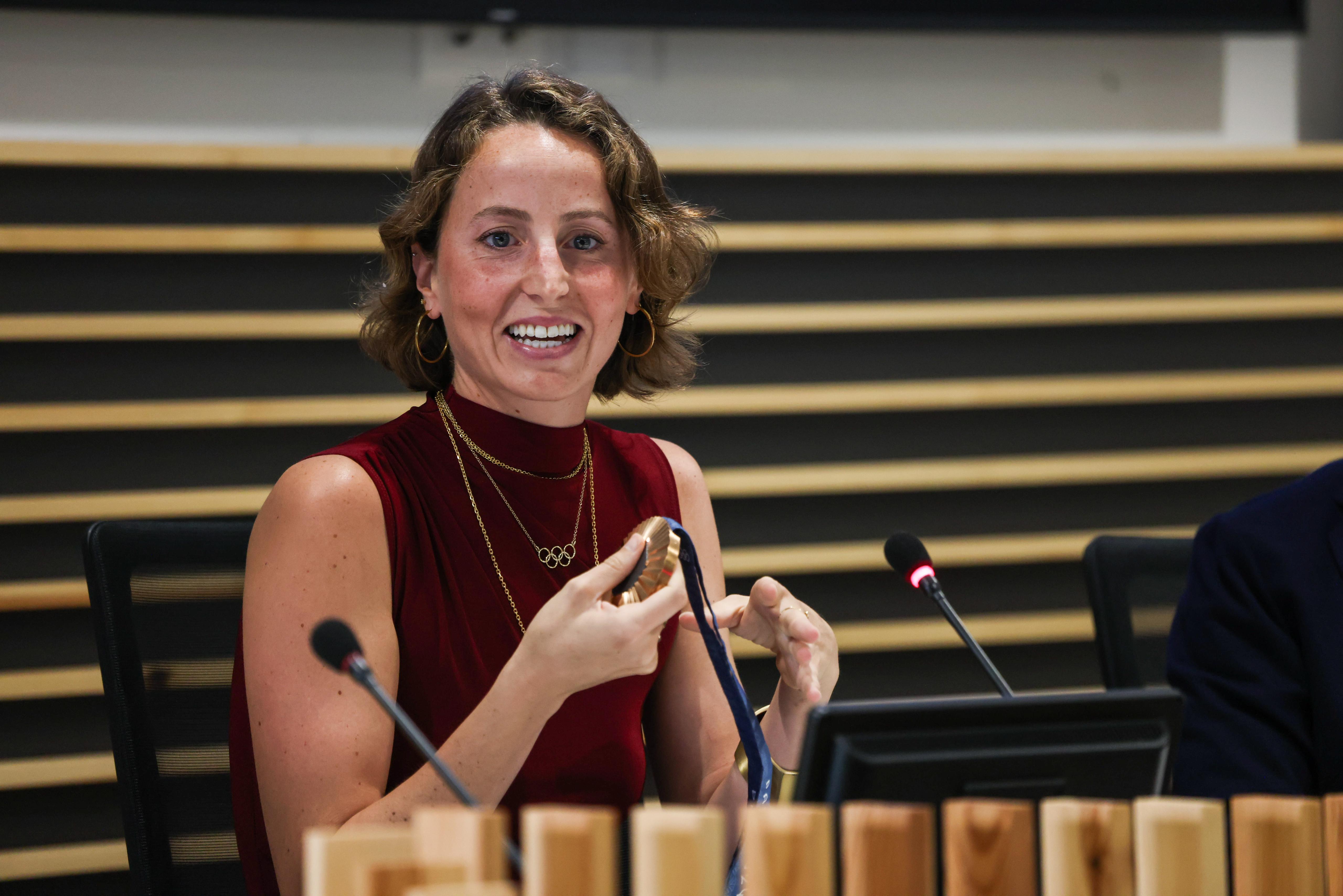 La nedadora artística Paula Ramírez en la rebuda institucional als esportistes de Sant Cugat que van participar als Jocs Olímpics de París 2024. FOTO: Ajuntament