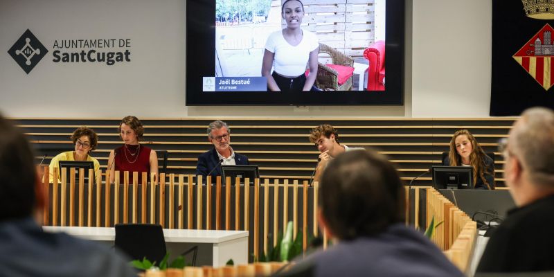 L'atleta Jaël Bestué ha participat amb un vídeo en la rebuda institucional als esportistes de Sant Cugat que van participar als Jocs Olímpics de París 2024. FOTO: Ajuntament