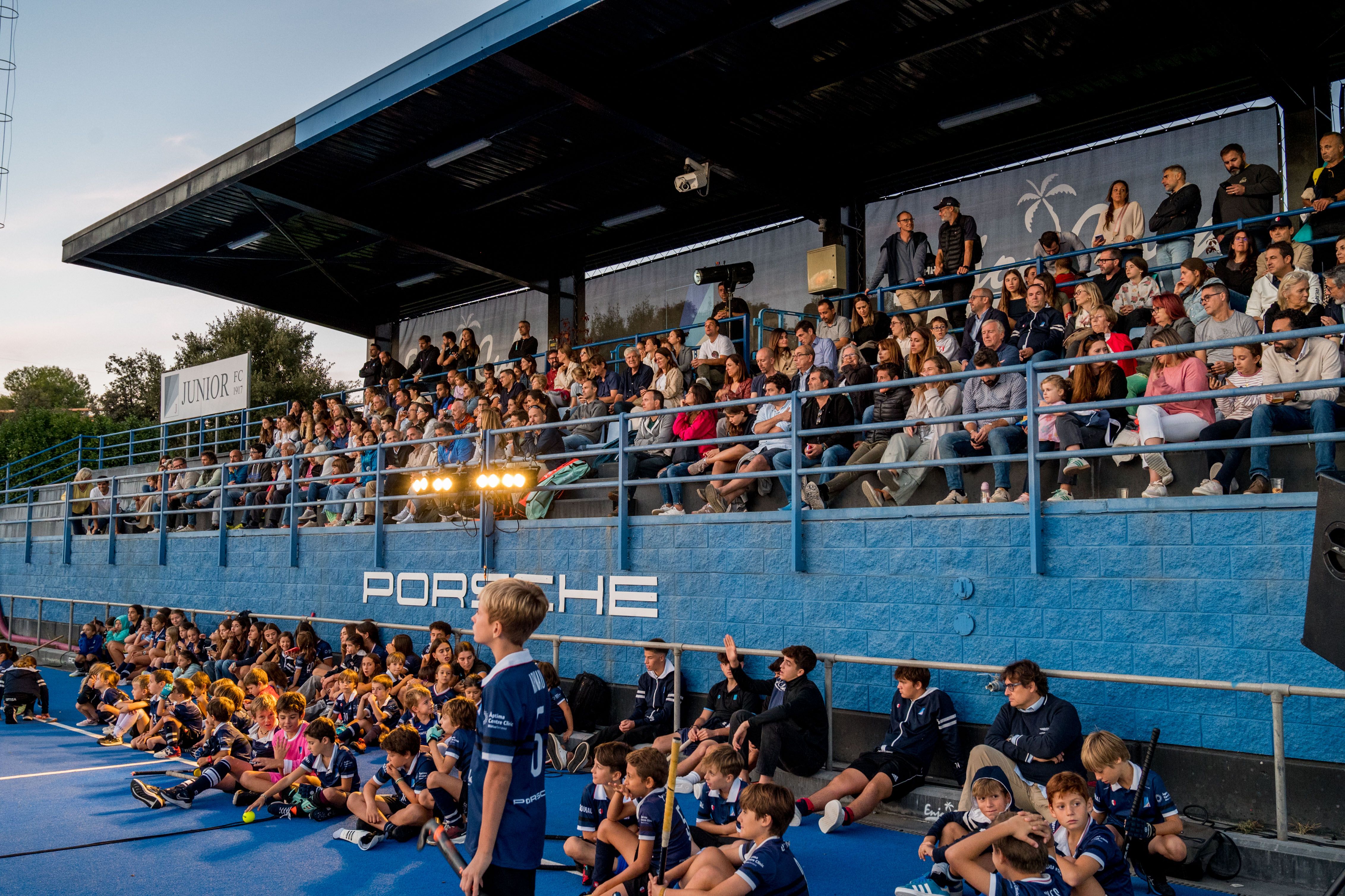 Jugadors, famílies i aficionats a la presentació de la secció d'hoquei del Junior FC. FOTO: Carmelo Jiménez (TOT Sant Cugat) 