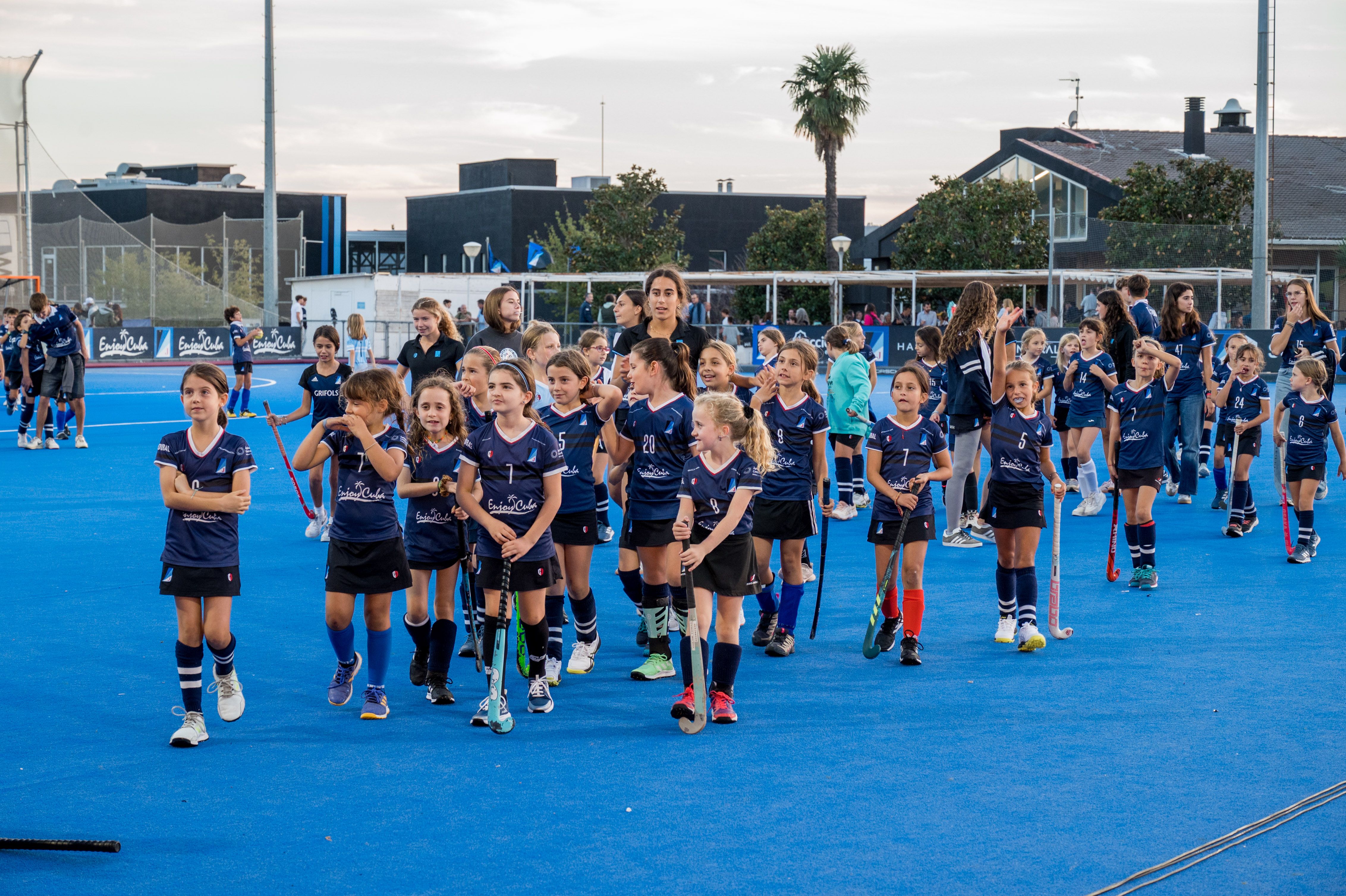 Membres de la secció d'hoquei del Junior FC entrant a la presentació. FOTO: Carmelo Jiménez (TOT Sant Cugat)