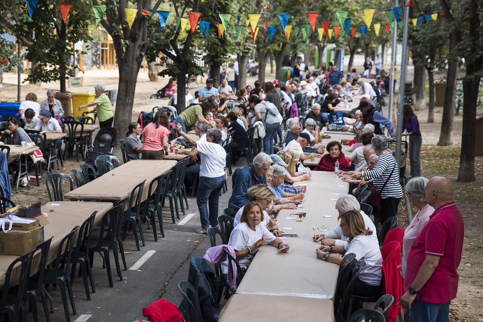 Bingo de Festa Major del barri Monestir Sant Francesc. FOTO: Bernat Millet.