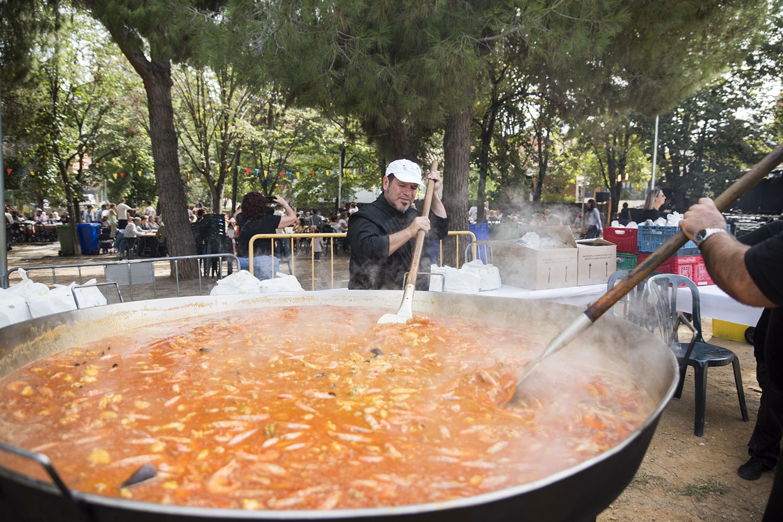 Paella popular de Festa Major del barri Monestir Sant Francesc. FOTO: Bernat Millet.