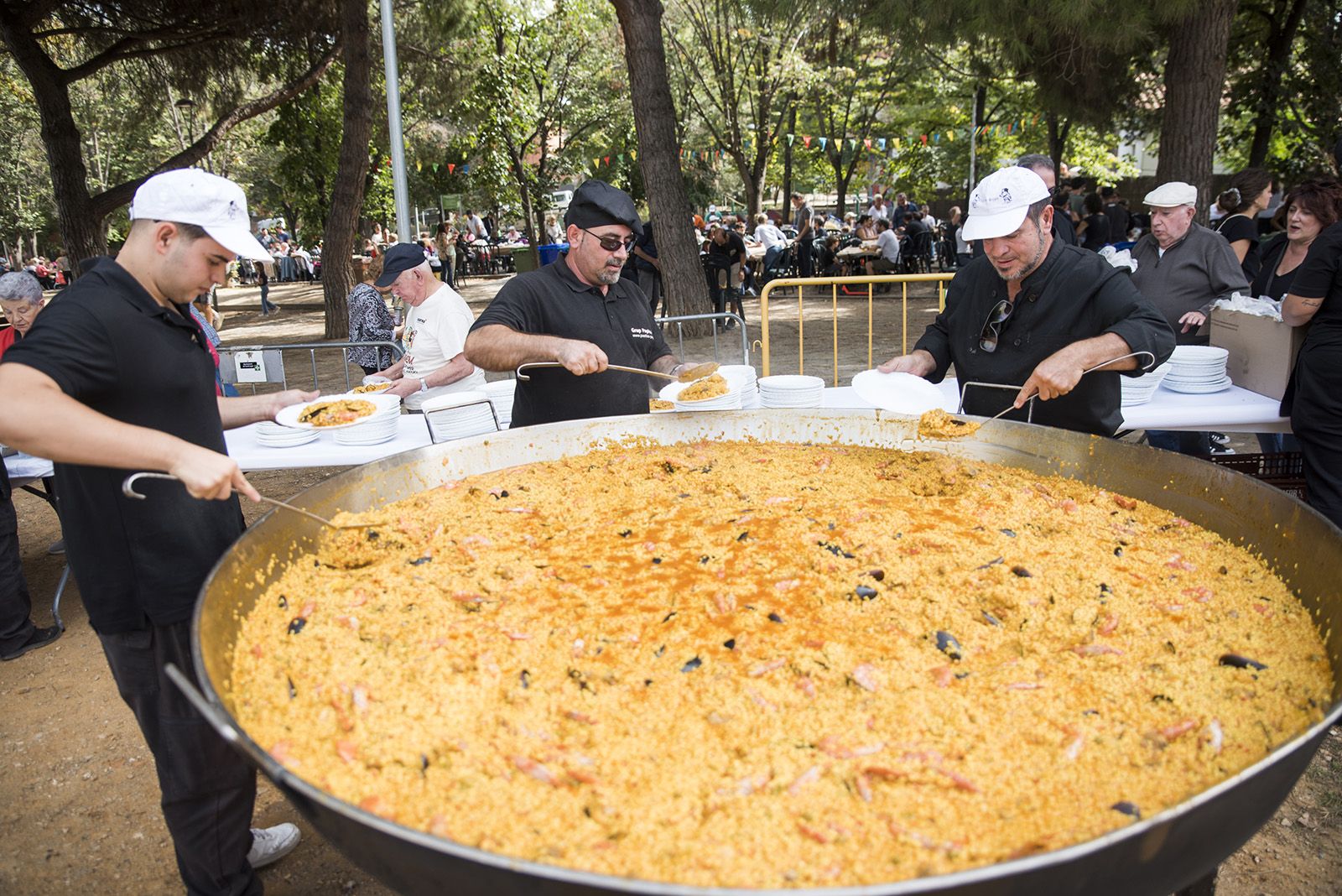 Paella popular de Festa Major del barri Monestir Sant Francesc. FOTO: Bernat Millet.