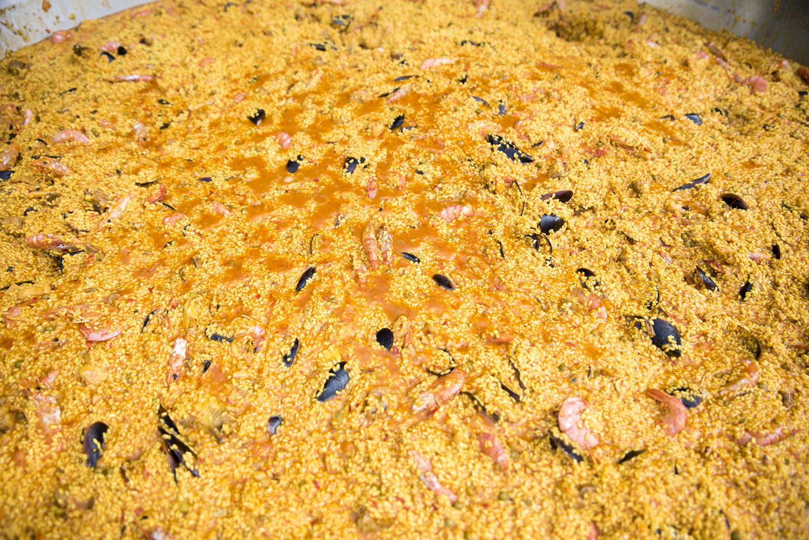 Paella popular de Festa Major del barri Monestir Sant Francesc. FOTO: Bernat Millet.