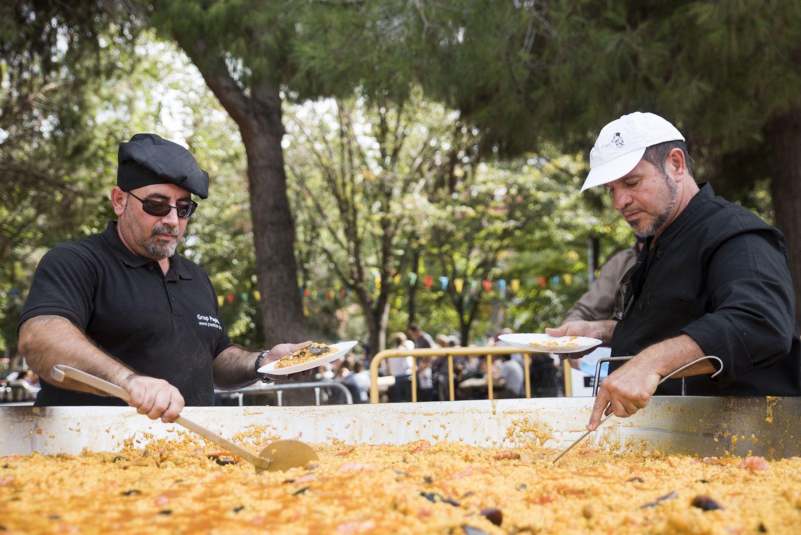 Paella popular de Festa Major del barri Monestir Sant Francesc. FOTO: Bernat Millet.