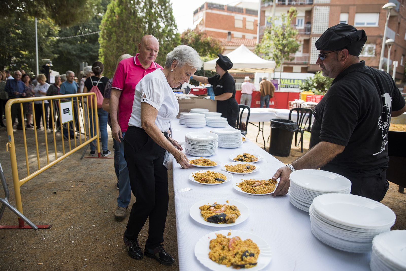 Paella popular de Festa Major del barri Monestir Sant Francesc. FOTO: Bernat Millet.