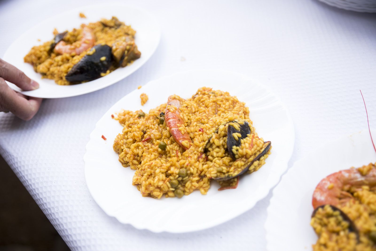 Paella popular de Festa Major del barri Monestir Sant Francesc. FOTO: Bernat Millet.