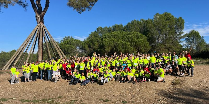 Els participants del la marxa solidària Pas Per Tu en el Pi d'en Xandri. FOTO: Cedida