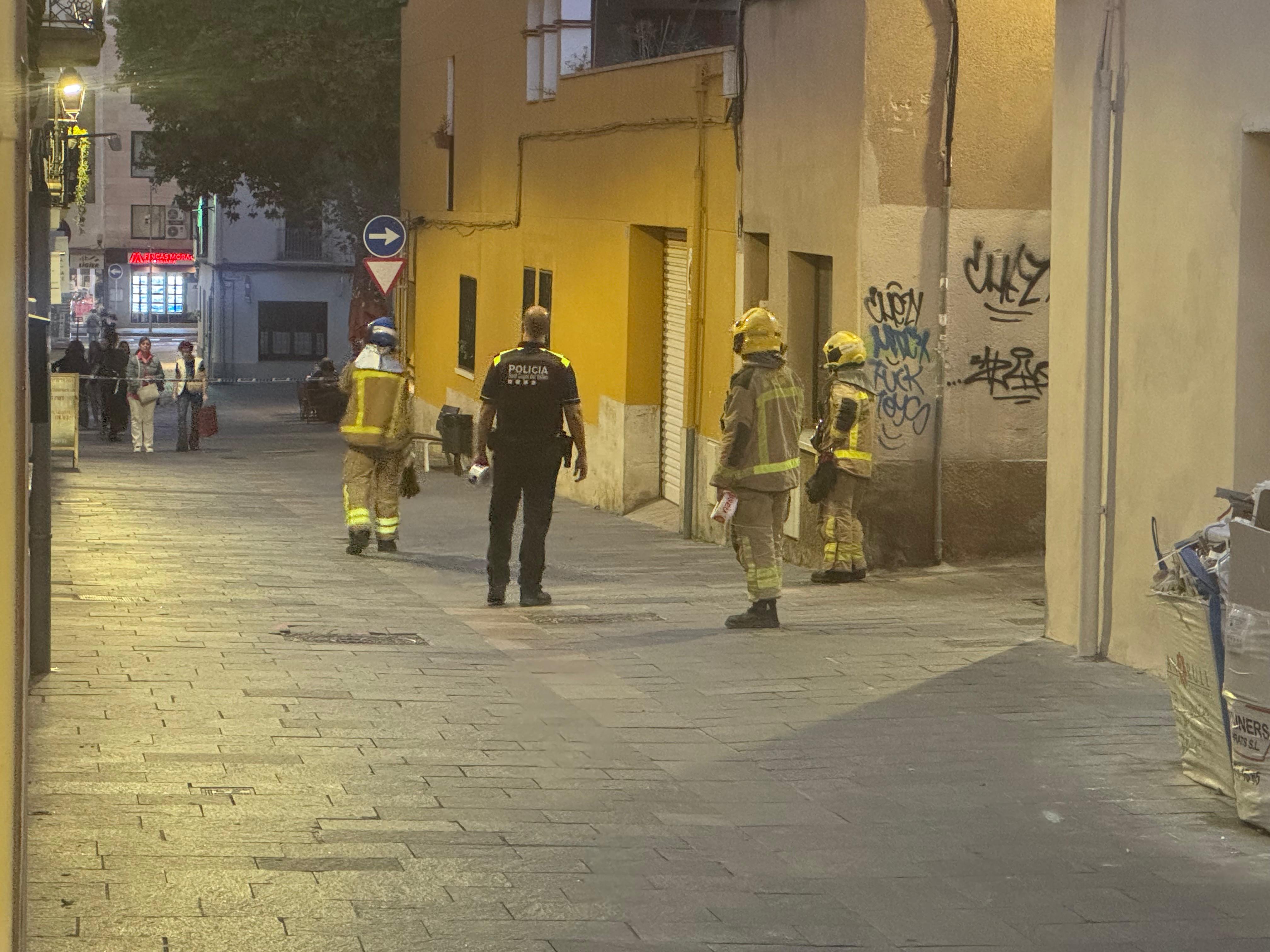 Bombers i un agent de la Policia Local al carrer de Sant Antoni FOTO: TOT Sant Cugat