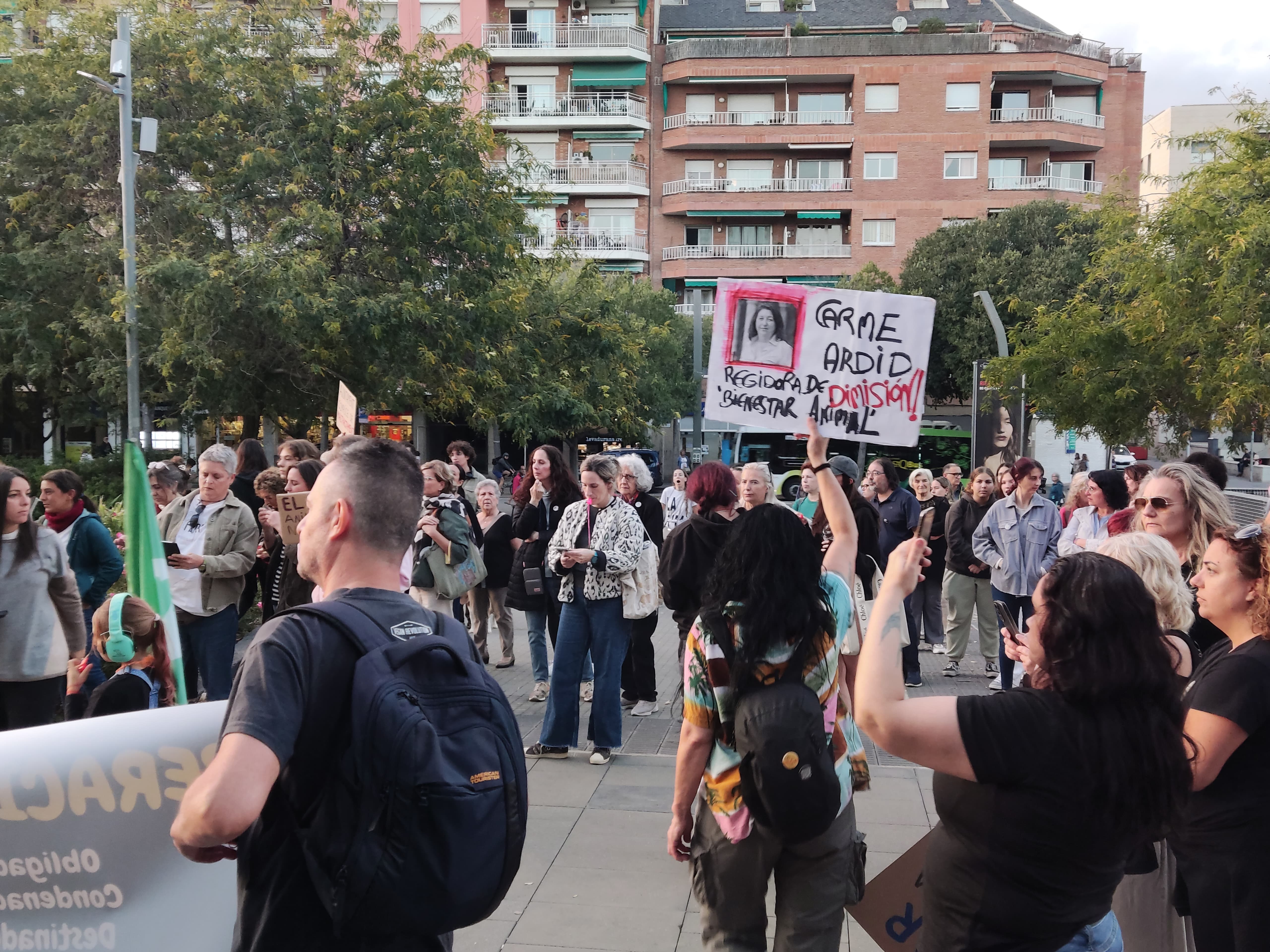 Un cartell reclamant la dimissió d'Ardid FOTO: TOT Sant Cugat