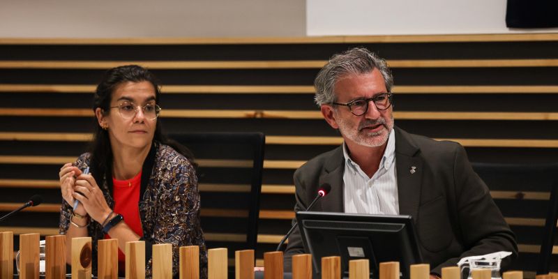 La regidora de Joventutat, Esther Madrona, i l'alcalde de Sant Cugat, Josep Maria Vallès, en la constitució del Consell de Joves 12/17. FOTO: Ajuntament 