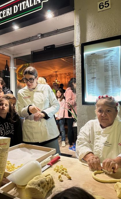  Nunzia Caputo, la reina de la pasta fresca artesana fent pasta fresca al moment FOTO: Cedida