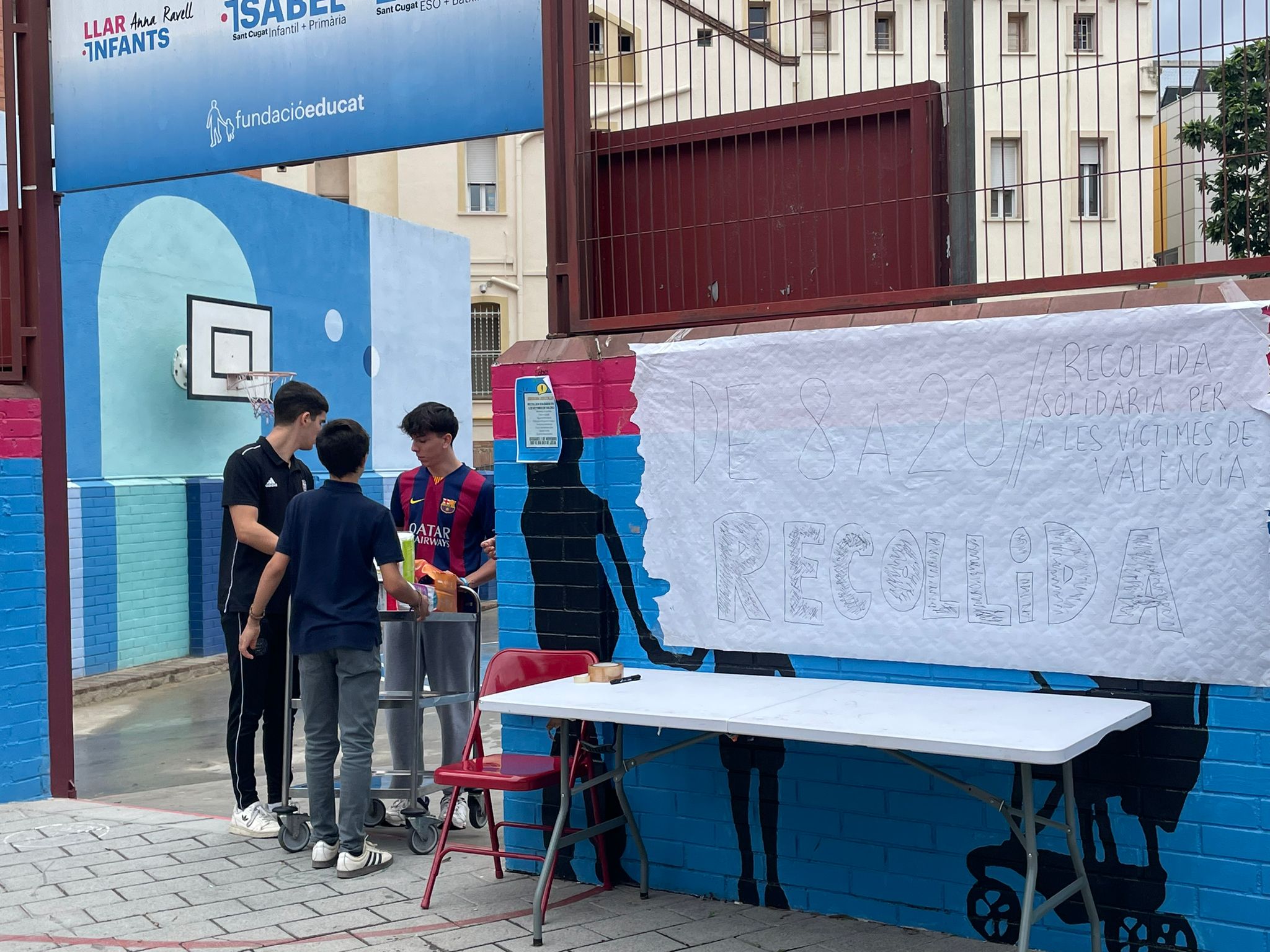 Recollida solidària pels afectats per la DANA a l'Escola Santa Isabel. FOTO: TOT