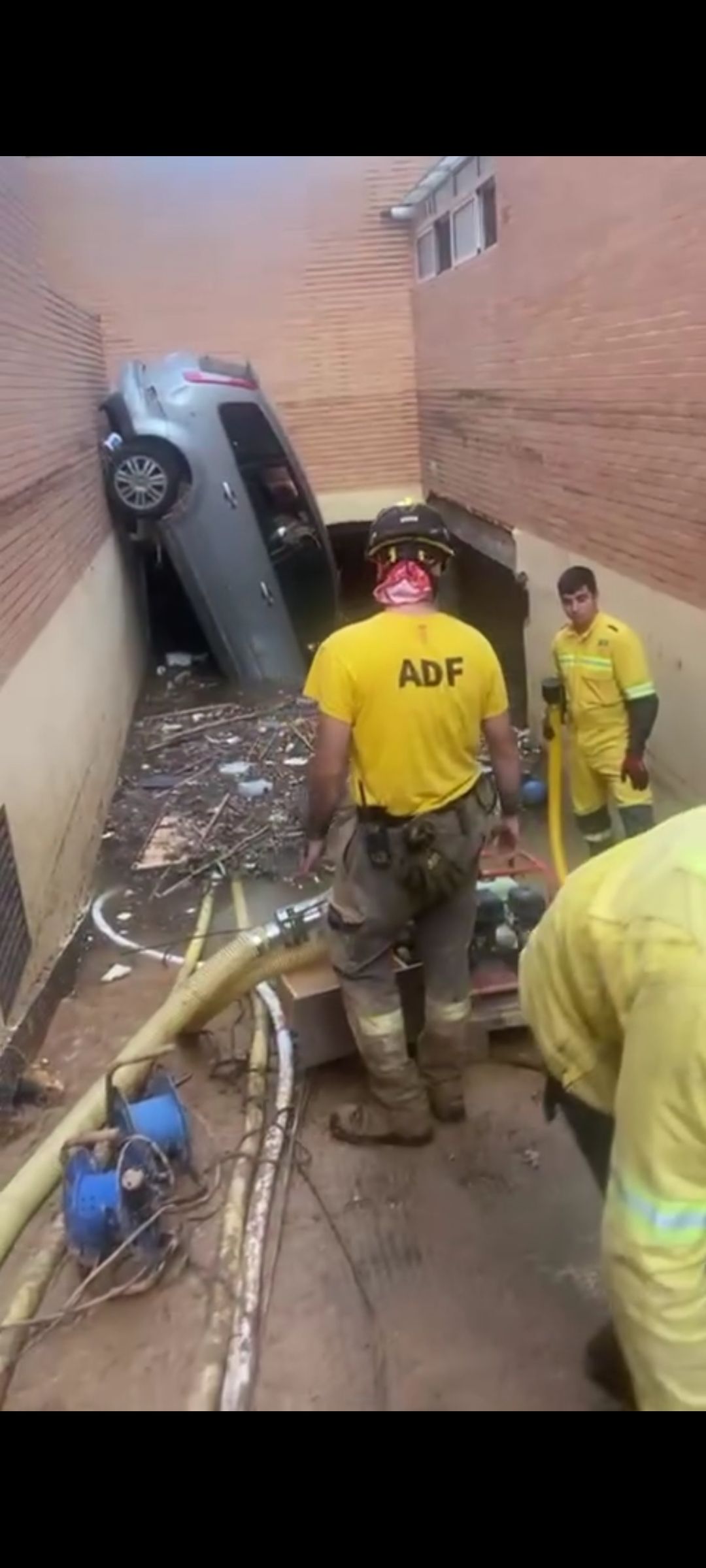 ADF Sant Cugat col·laborant a València amb tasques de neteja en una de les zones afectades per la DANA. FOTO: ADF Sant Cugat