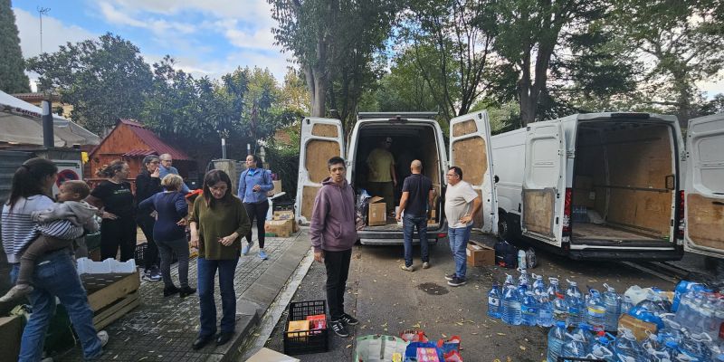 Furgonetes plenes a iniciativa de santcugatencs per col·laborar amb València. FOTO: Cedida