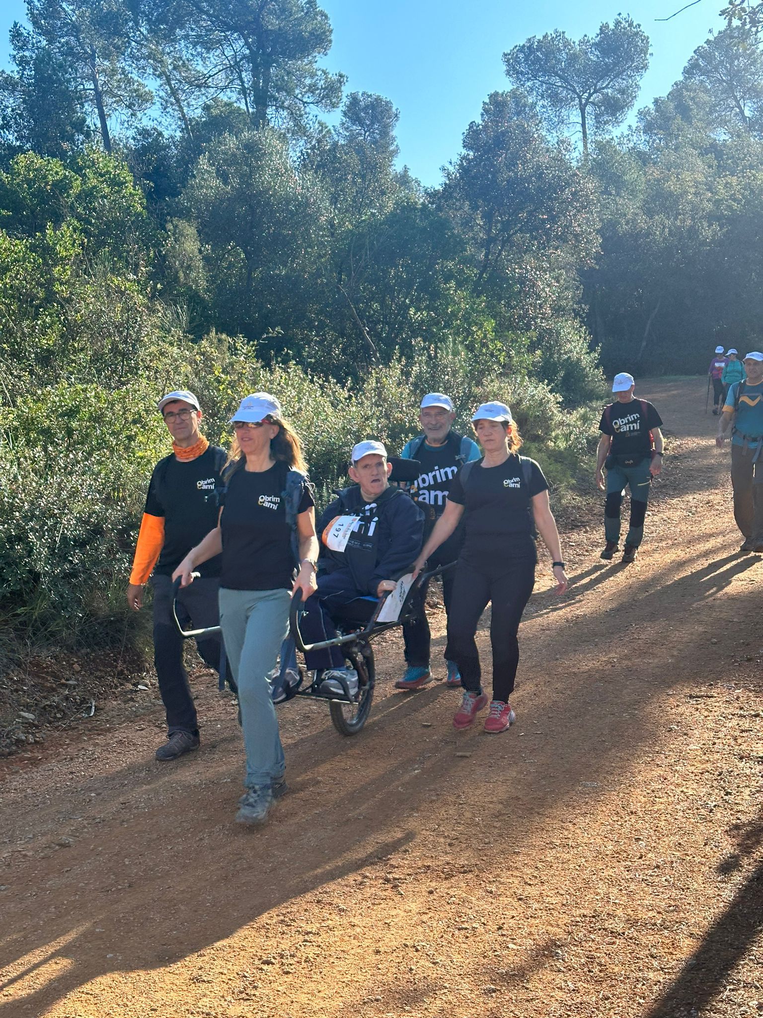 Persona en cadira de rodes a la Marxa de la Salut 2024. FOTO: Cedida pel Club Muntanyenc Sant Cugat