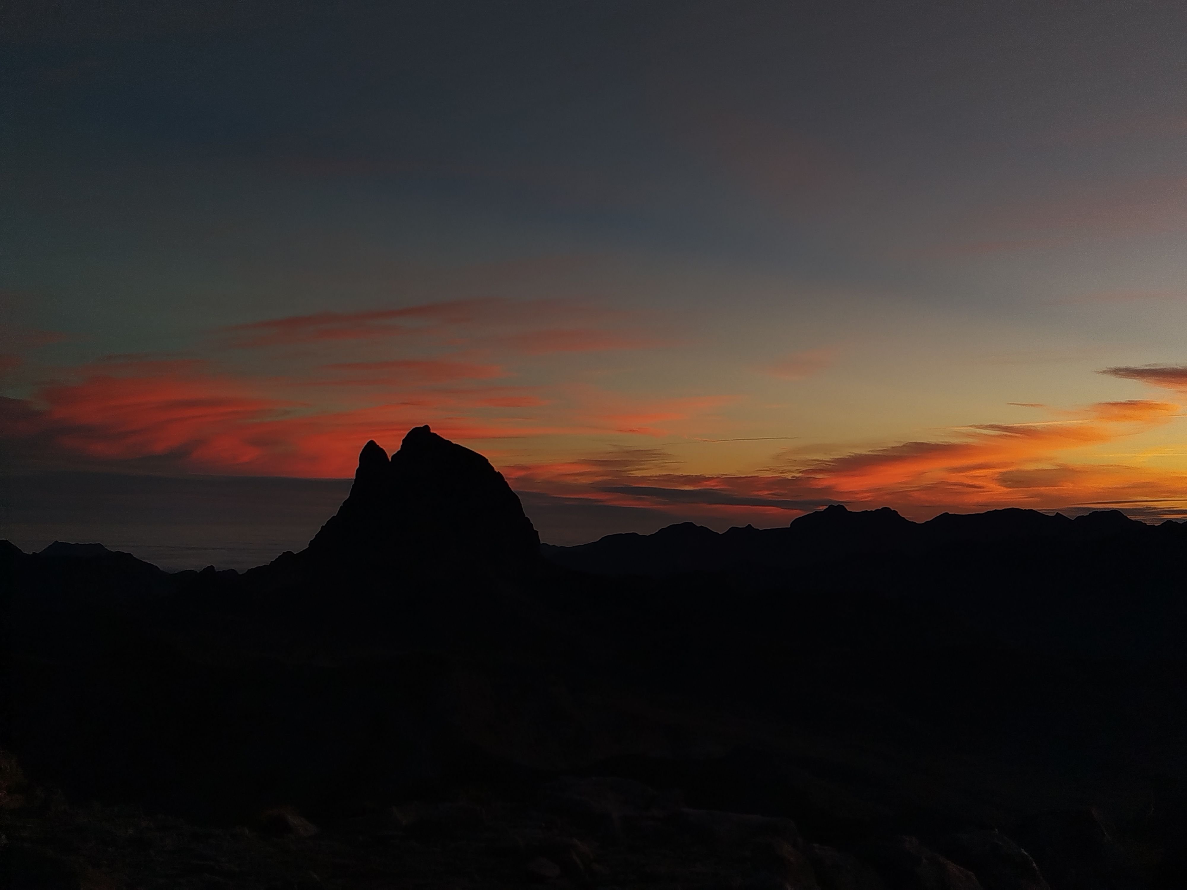 Primeres llums al Midi d'Ossau · Pic Anayet pirineo Aragonés FOTO: Elisenda Bosch Lienas