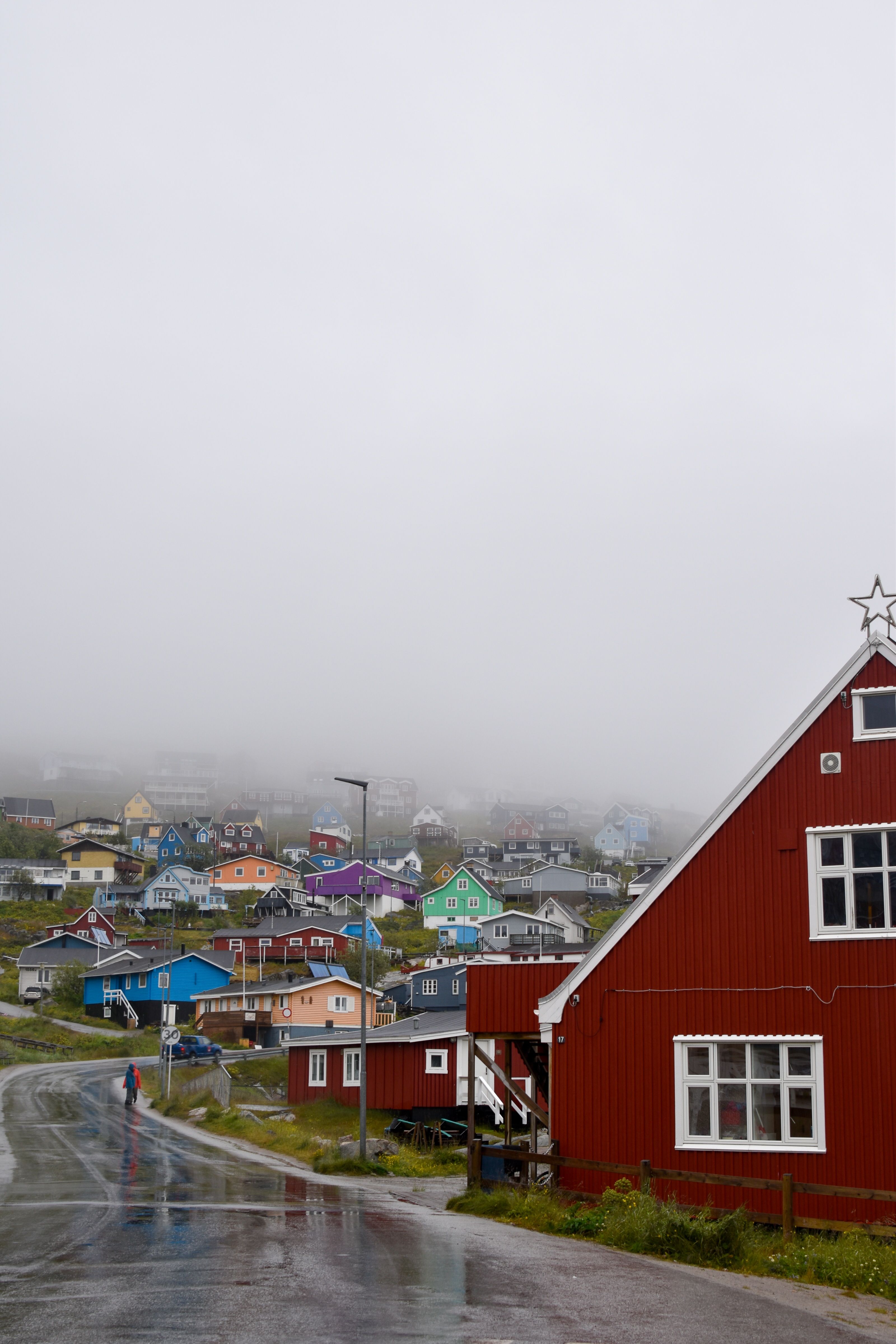 Qaqortoq sota la pluja · Qaqortoq, Groenlandia FOTO: Marta Montolío Torrell