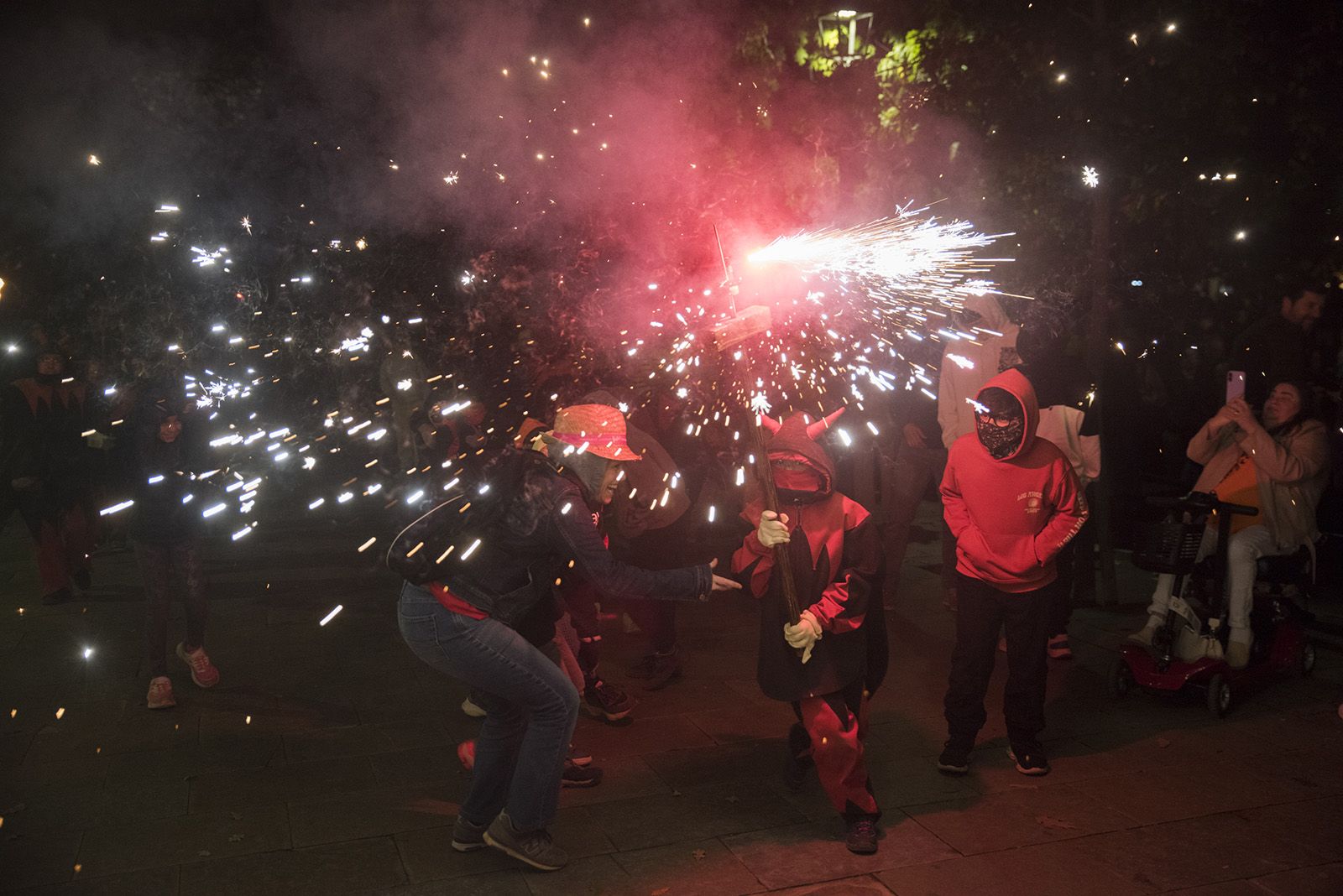 Correfoc Infantil amb colles convidades. FOTO: Bernat Millet.