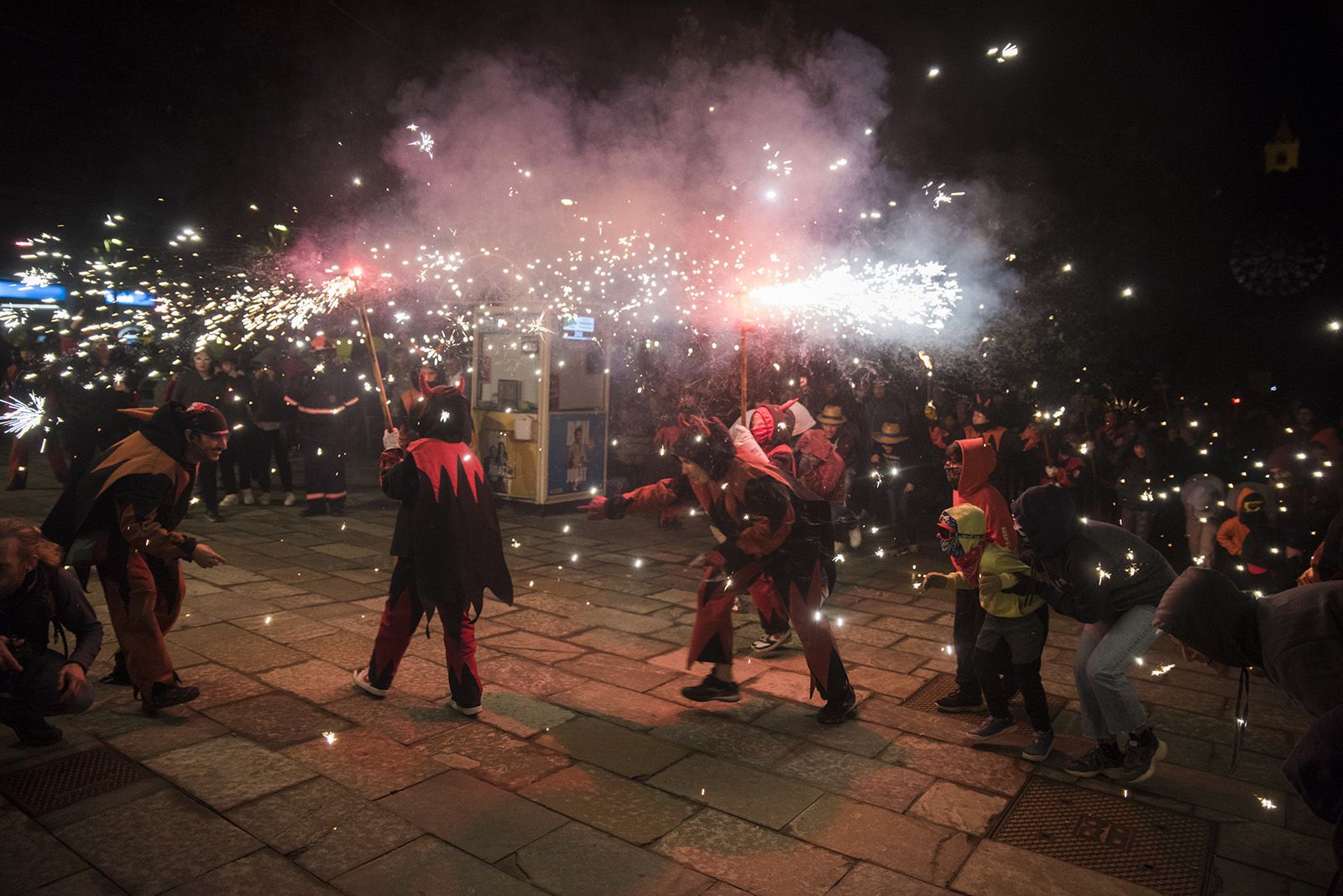 Correfoc Infantil amb colles convidades. FOTO: Bernat Millet.