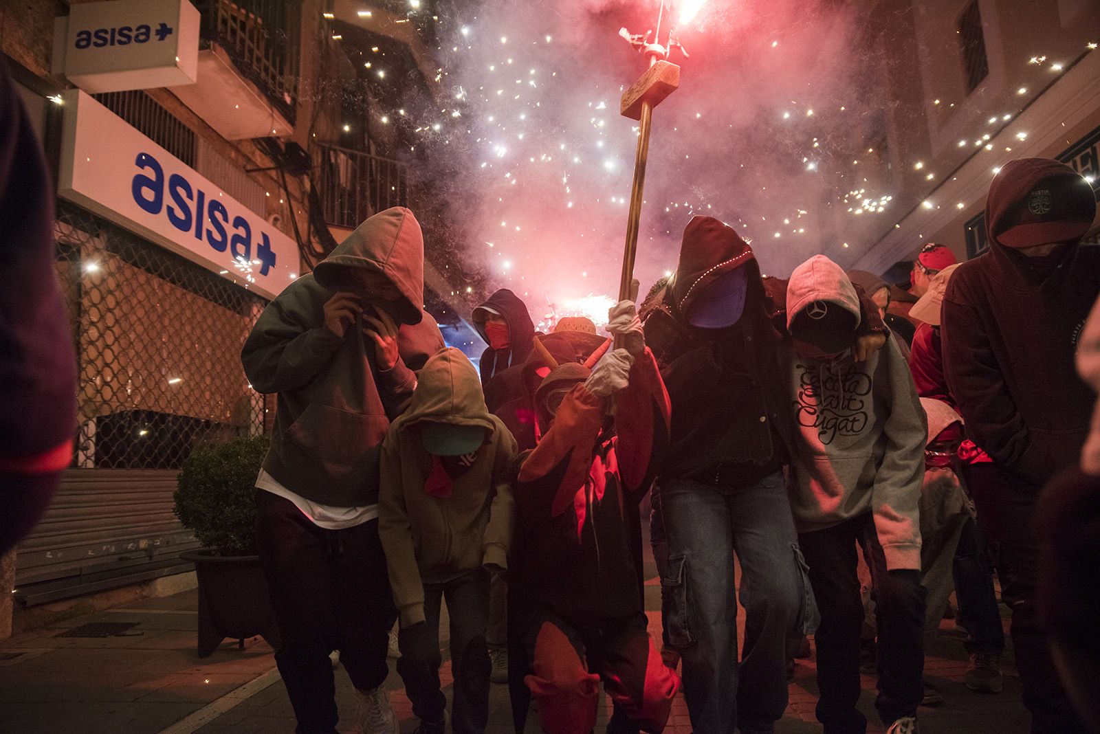 Correfoc Infantil amb colles convidades. FOTO: Bernat Millet.