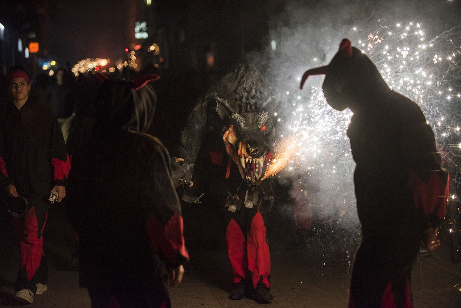 Correfoc Infantil amb colles convidades. FOTO: Bernat Millet.