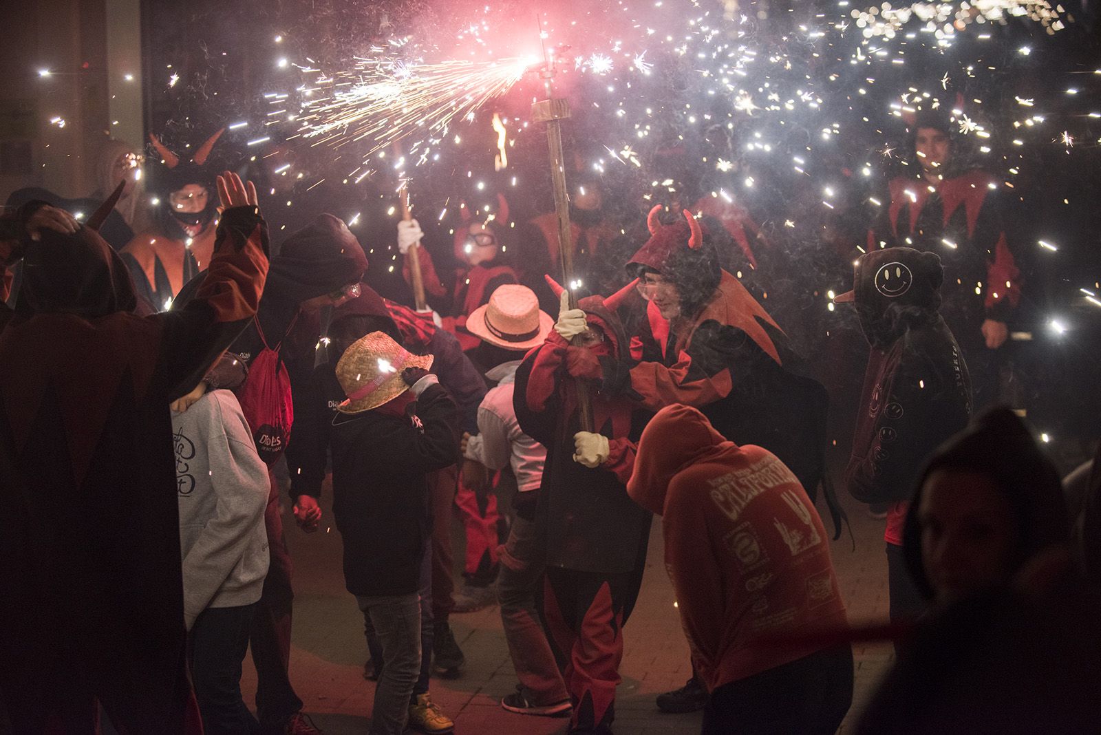 Correfoc Infantil amb colles convidades. FOTO: Bernat Millet.