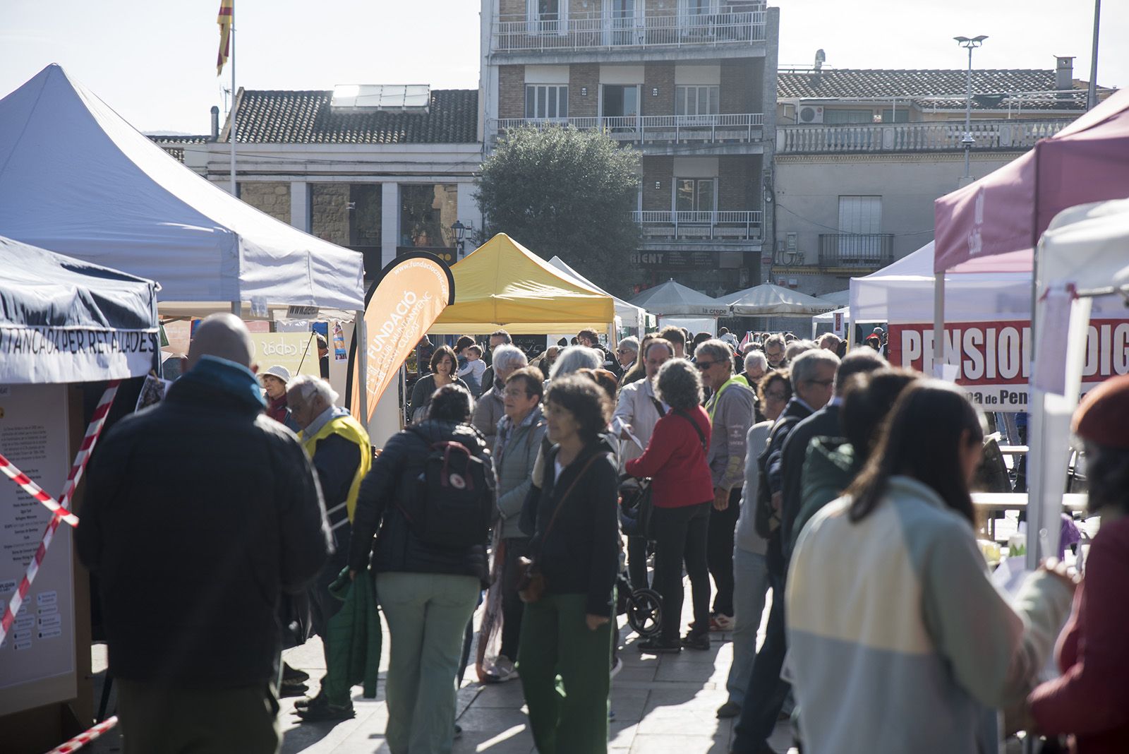 Fira d'entitats. FOTO: Bernat Millet.