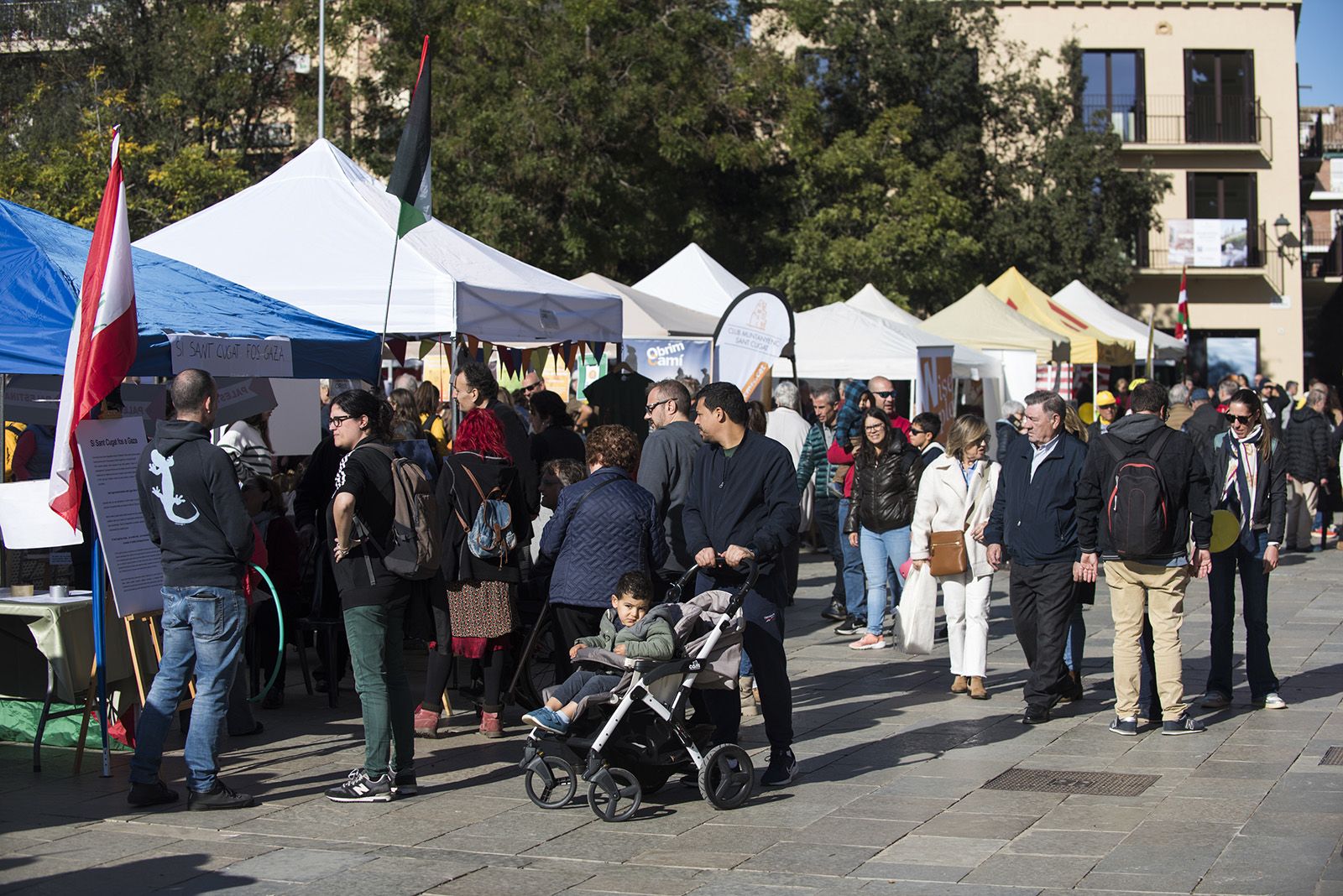 Fira d'entitats. FOTO: Bernat Millet.