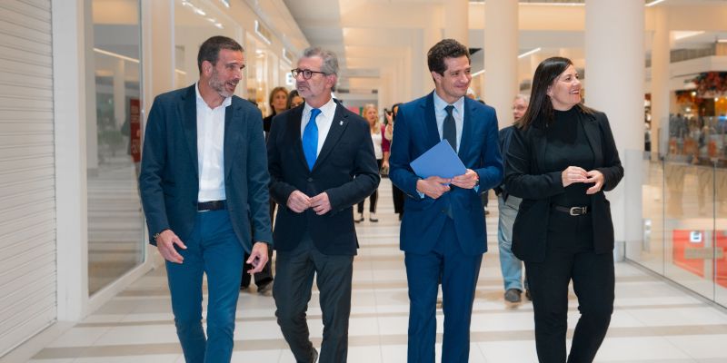 A l'esquerra, David Gómez, gerent de Sant Cugat Shopping Centre, amb Josep Mª Vallès, alcalde de Sant Cugat i Rodrigo Clare, director general d’Altarea. FOTO: Cedida