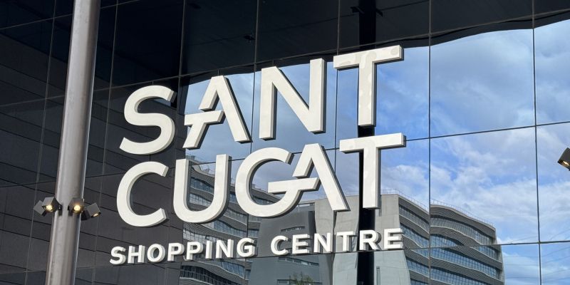 Cartell de la nova imatge del Centre Comercial Sant Cugat, Sant Cugat Shopping Centre. FOTO: Cedida