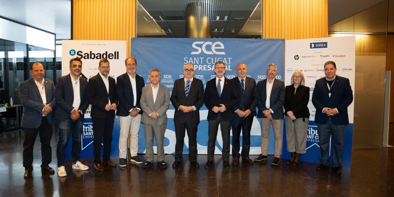 Foto de família dels organitzadors amb col·laboradors durant la darrera sessió del Tribuna Sant Cugat Empresarial a l'auditori del Banc Sabadell a la ciutat. FOTO: Carme de Olazábal/Sant Cugat Empresarial