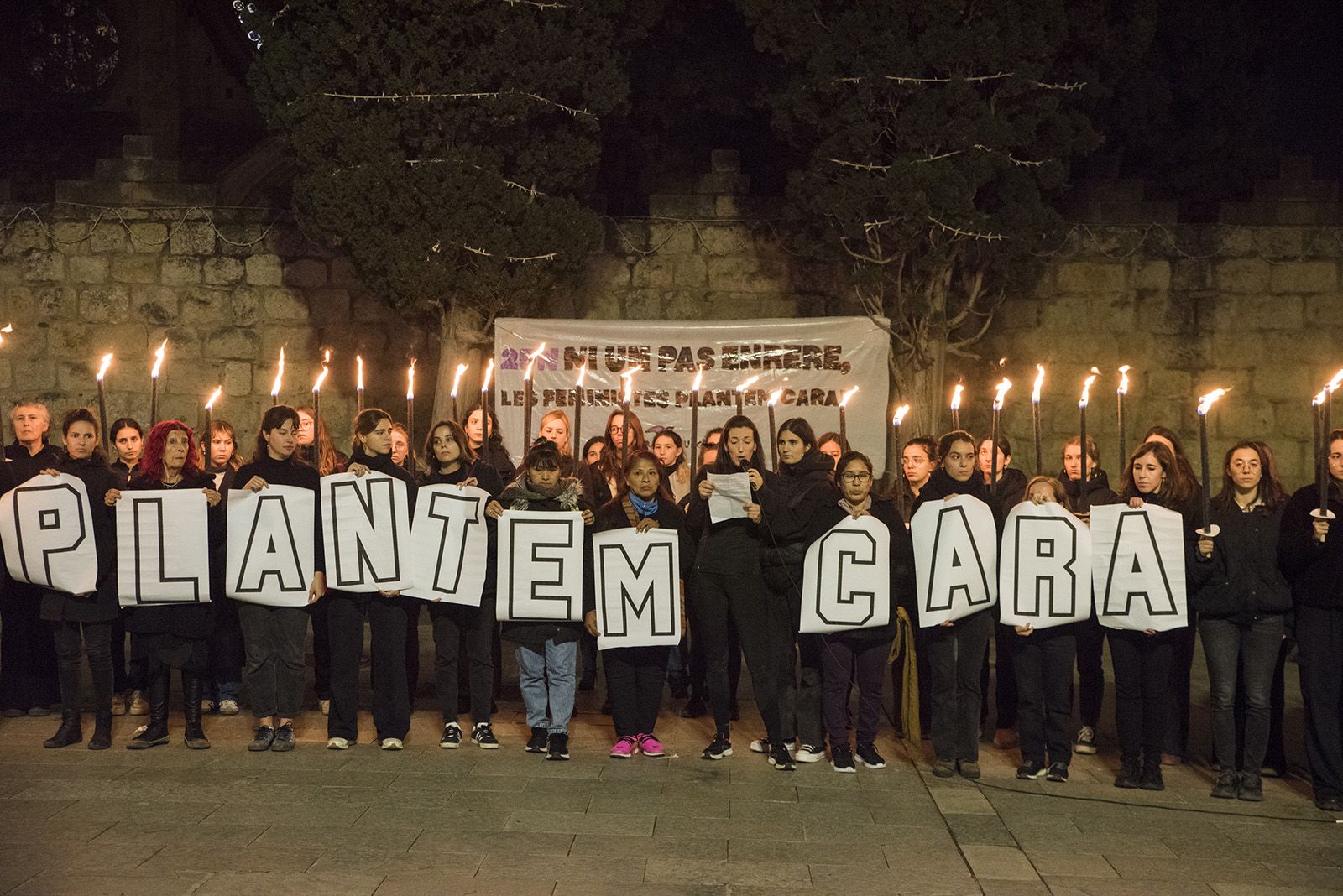 Concentració d'Hora Bruixa per rebutjar la violència masclista. FOTO: Bernat Millet.