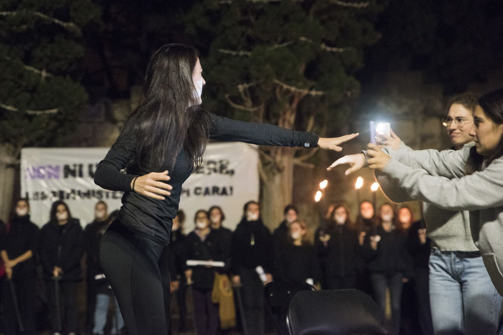 Concentració d'Hora Bruixa per rebutjar la violència masclista. FOTO: Bernat Millet.