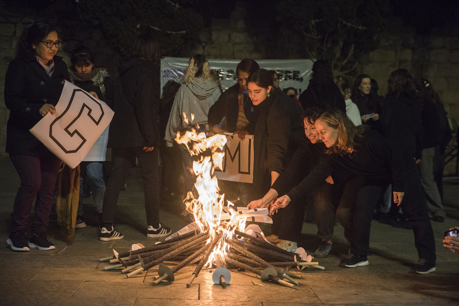 Concentració d'Hora Bruixa per rebutjar la violència masclista. FOTO: Bernat Millet.