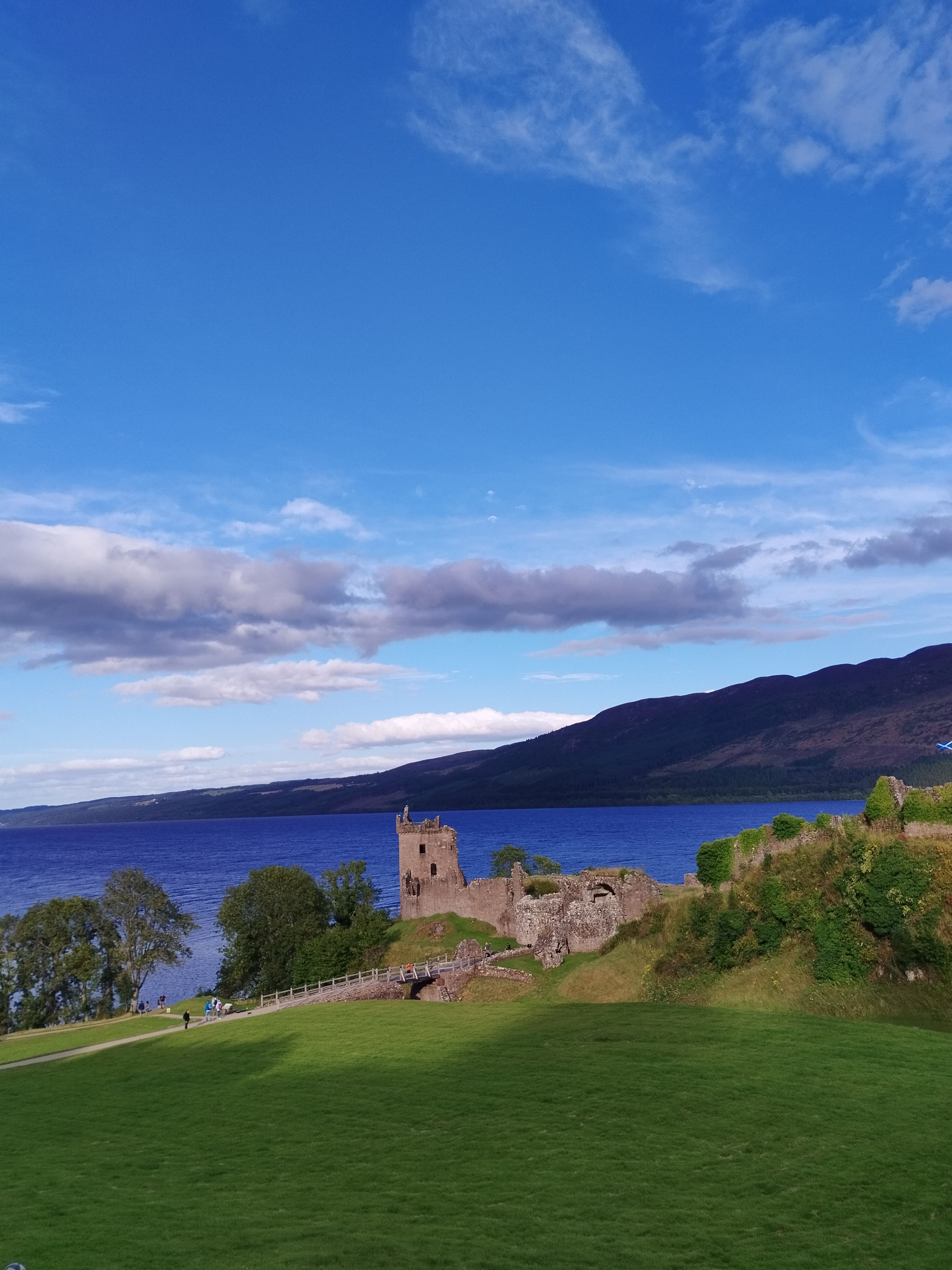 La magia del contraste de colores  · Castillo de Urquart (lago ness) Escocia FOTO: Esther Villarejo Mateo