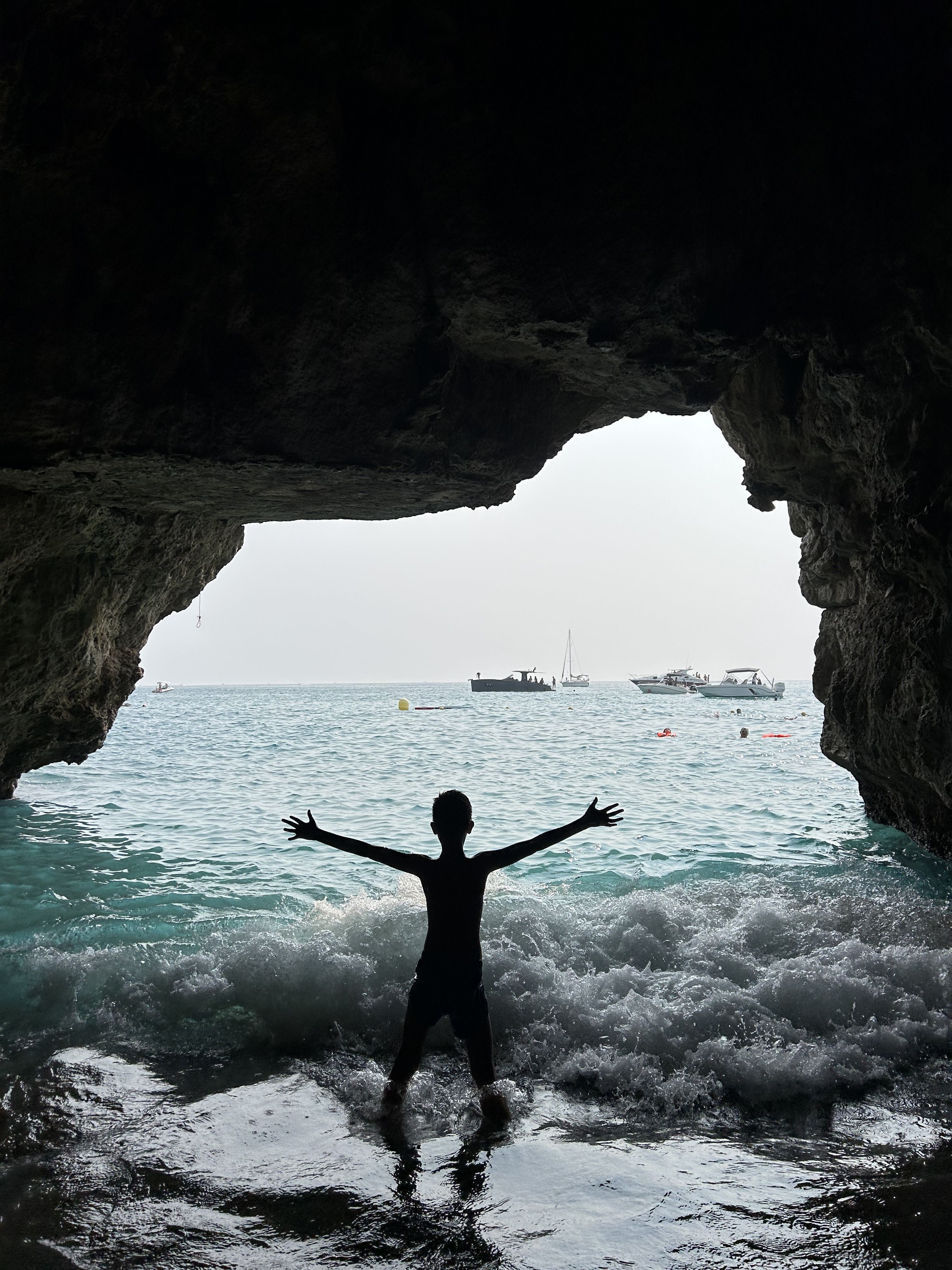 A la gola del llop · Cova del llop marí (Ametlla de Mar) FOTO: Jesús Antón Martín