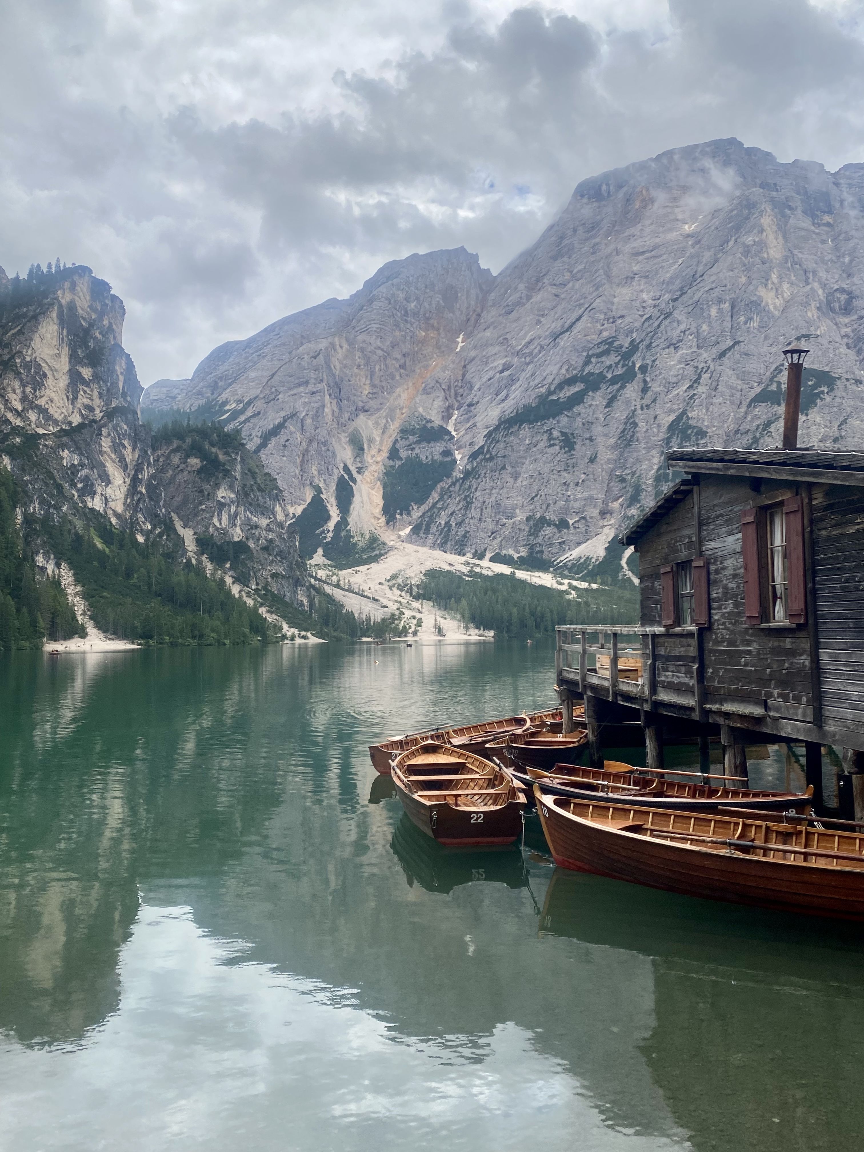 Tarde de lluvia en los Dolomitas · Lago di Braies Dolomitas (Italia) FOTO: Maria del Pilar Duran Martinez