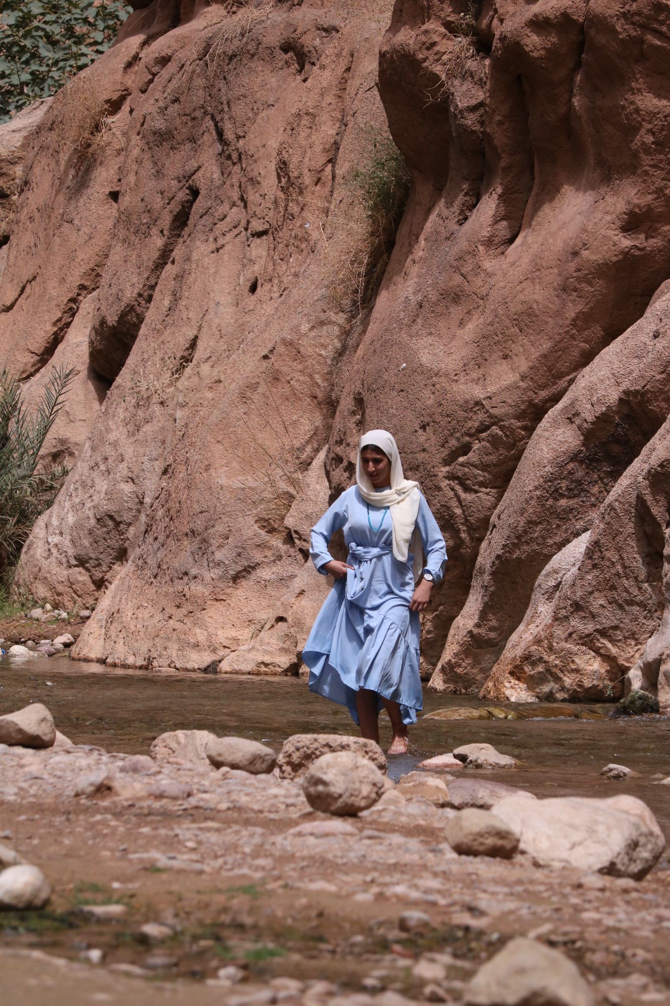 Mujer marroquí en el río · Marruecos FOTO: Vanessa Podwojny 