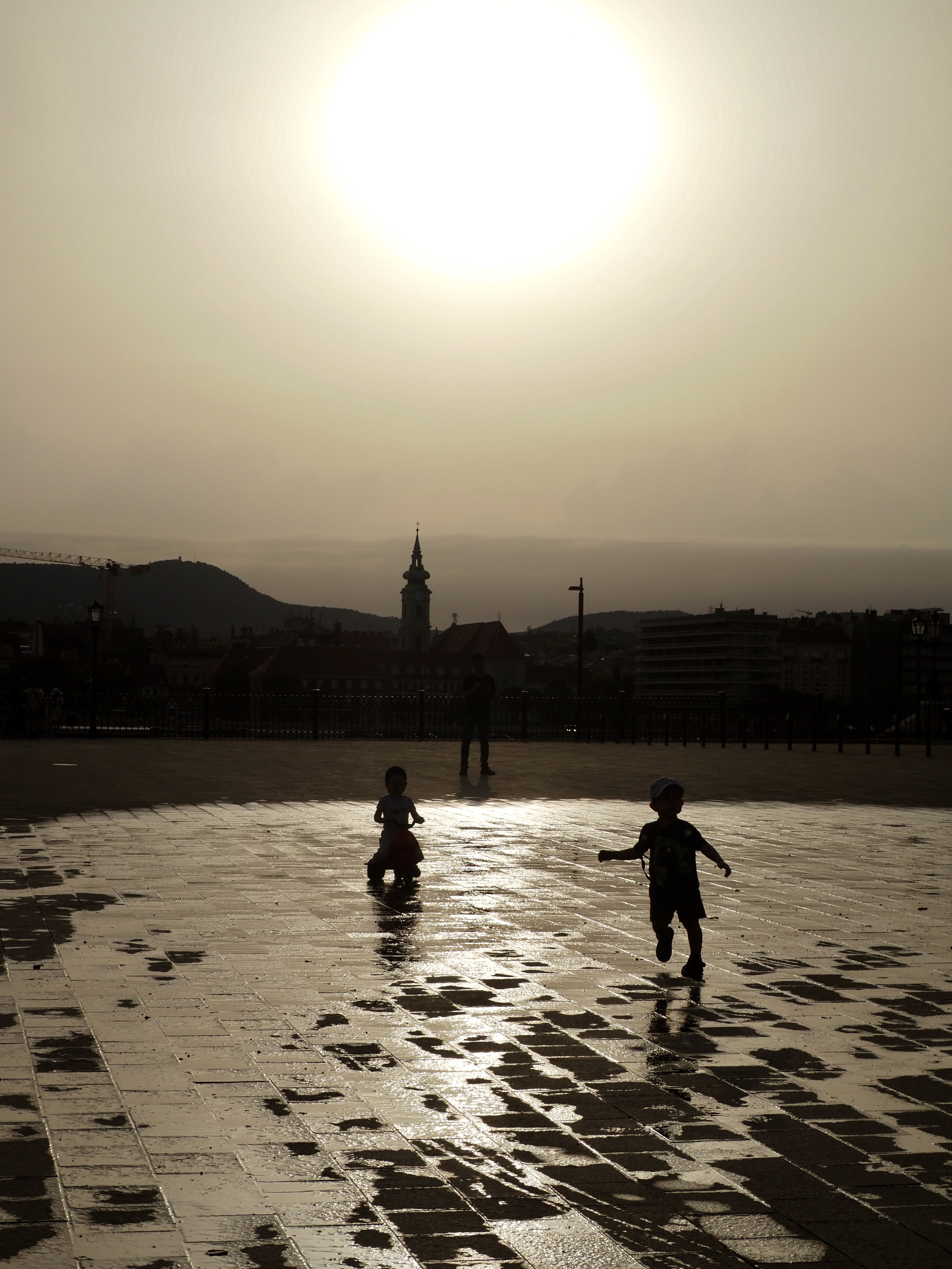 Jugant sota el sol · Budapest FOTO: Lulu De Bofarull Ventosa