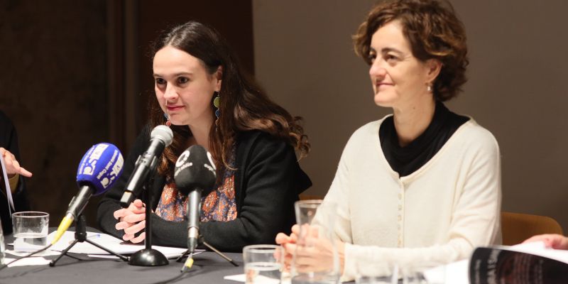 La directora de Pedra i Sang, Martina Vilarasau (esquerra), i la regidora de Cultura, Núria Escamilla (dreta), en la pretensació de la 24a edició de la tragicomèdia musical. FOTO: Pedra i Sang