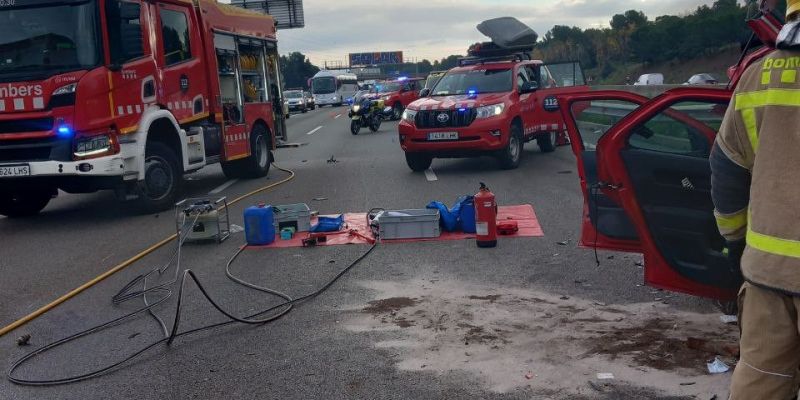 Un accident a l'AP-7 a Sant Cugat ha deixat 8 ferits. FOTO: Bombers